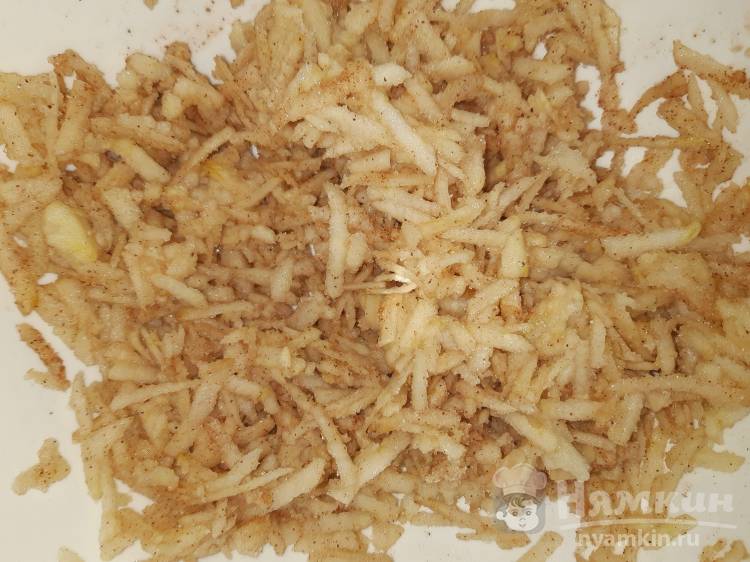 Осенний рулет из лаваша в духовке с творогом и яблоками - фото шаг 6
