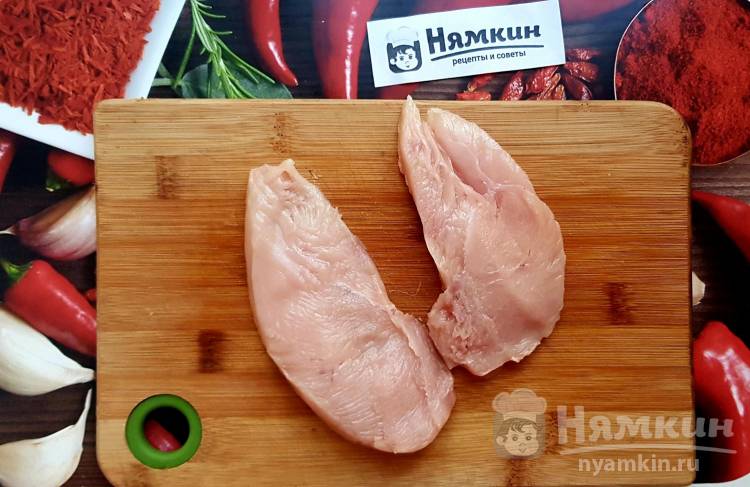 Сочная и румяная куриная грудка со специями на сковороде - фото шаг 2