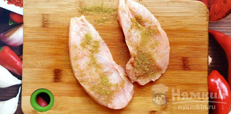 Сочная и румяная куриная грудка со специями на сковороде - фото шаг 3