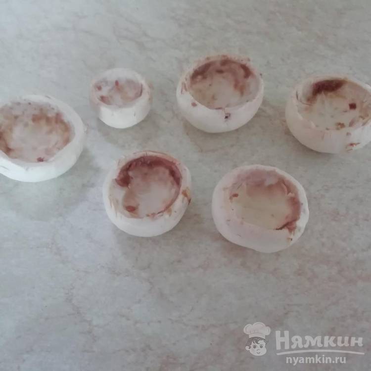 Шампиньоны фаршированные луком и сыром в духовке - фото шаг 1