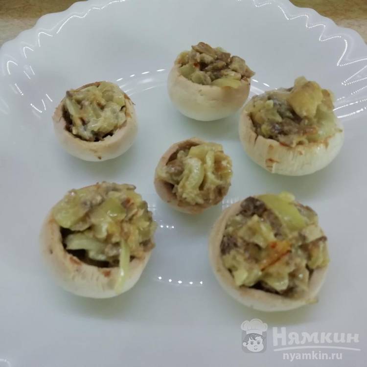 Шампиньоны фаршированные луком и сыром в духовке - фото шаг 3