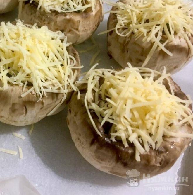 Шампиньоны фаршированные луком и сыром в духовке - фото шаг 4