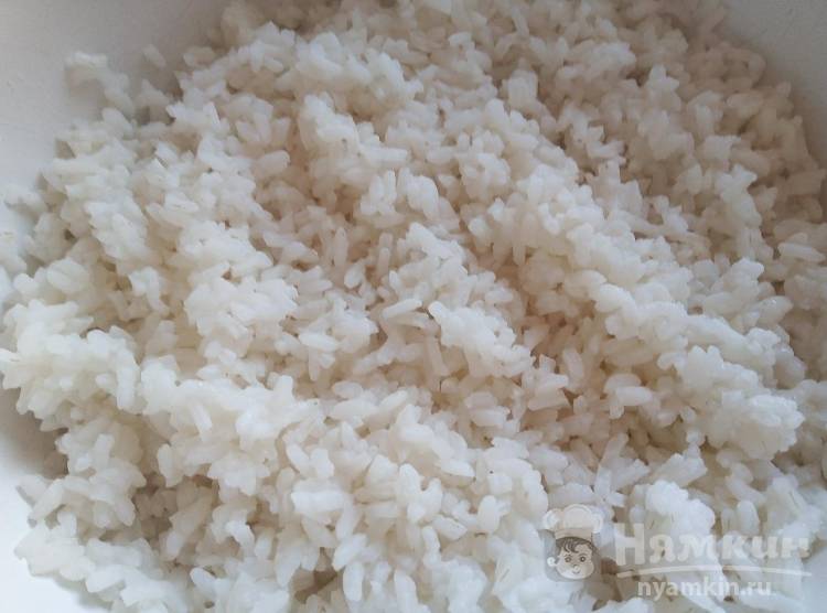 Голубцы с курицей тушеные в бульоне с куркумой и зеленью - фото шаг 2