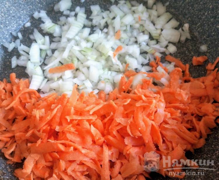Голубцы с курицей тушеные в бульоне с куркумой и зеленью - фото шаг 3