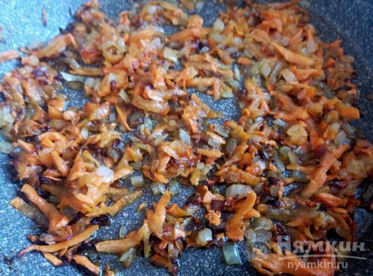 Голубцы с курицей тушеные в бульоне с куркумой и зеленью - фото шаг 4