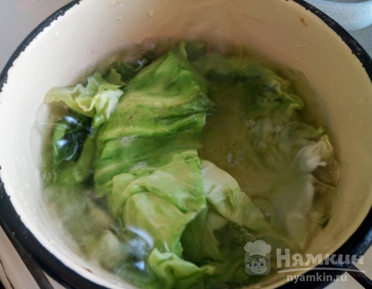 Голубцы с курицей тушеные в бульоне с куркумой и зеленью - фото шаг 5