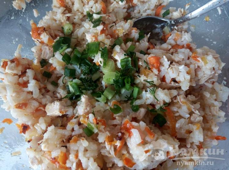 Голубцы с курицей тушеные в бульоне с куркумой и зеленью - фото шаг 7