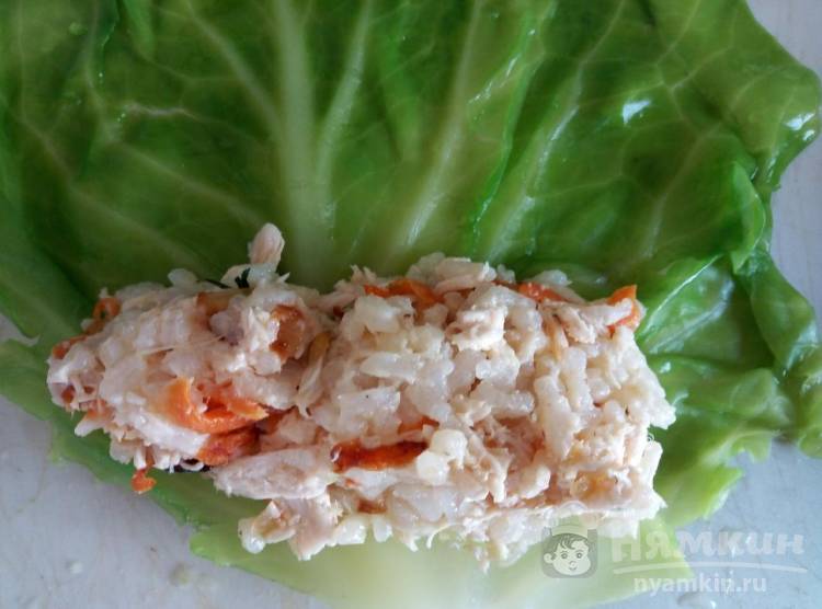 Голубцы с курицей тушеные в бульоне с куркумой и зеленью - фото шаг 8