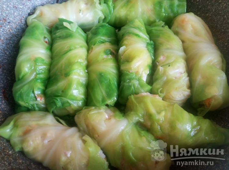 Голубцы с курицей тушеные в бульоне с куркумой и зеленью - фото шаг 9