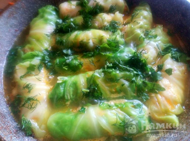 Голубцы с курицей тушеные в бульоне с куркумой и зеленью - фото шаг 11