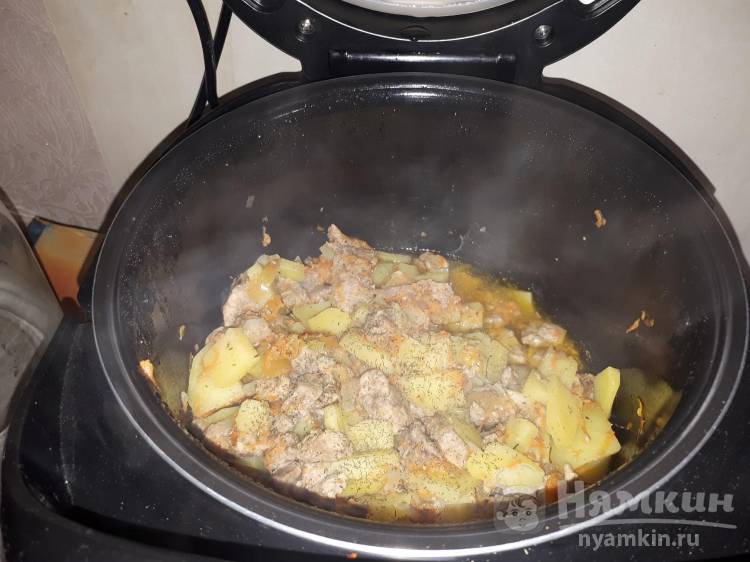 Жаркое со свининой и картошкой в мультиварке - фото шаг 7