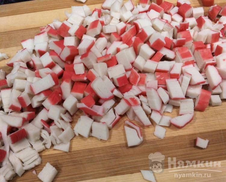 Простой салат из белокочанной капусты, кукурузы и крабовых палочек - фото шаг 1