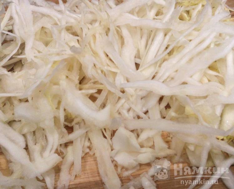 Простой салат из белокочанной капусты, кукурузы и крабовых палочек - фото шаг 3