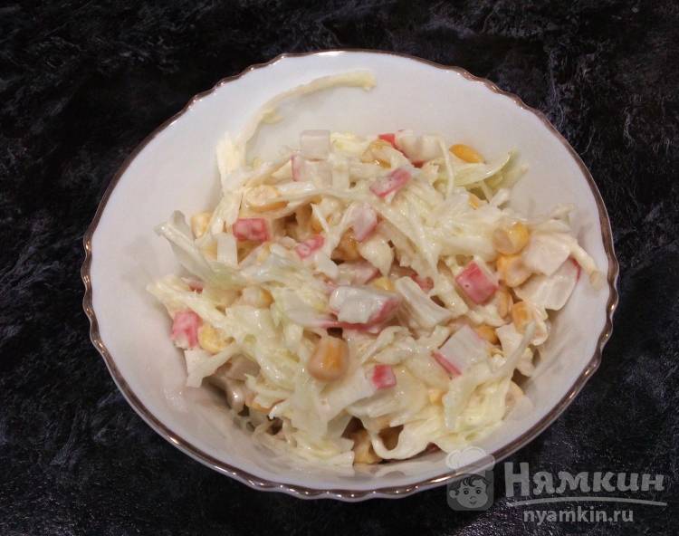 Простой салат из белокочанной капусты, кукурузы и крабовых палочек - фото шаг 4