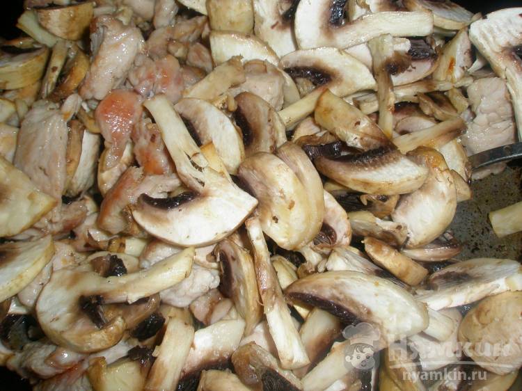 Индейка с шампиньонами в сырно-сливочном соусе - фото шаг 5