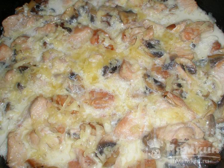 Индейка с шампиньонами в сырно-сливочном соусе - фото шаг 6