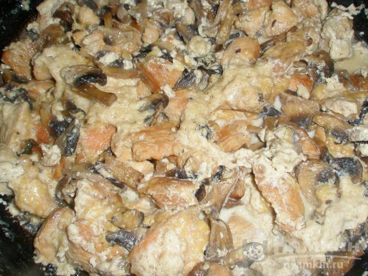 Индейка с шампиньонами в сырно-сливочном соусе - фото шаг 7