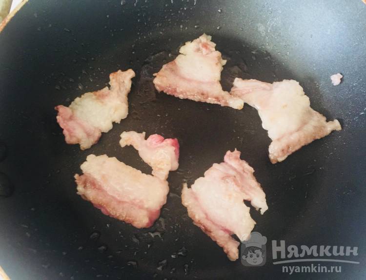Вкусная яичница с салом и зелёным луком  - фото шаг 2
