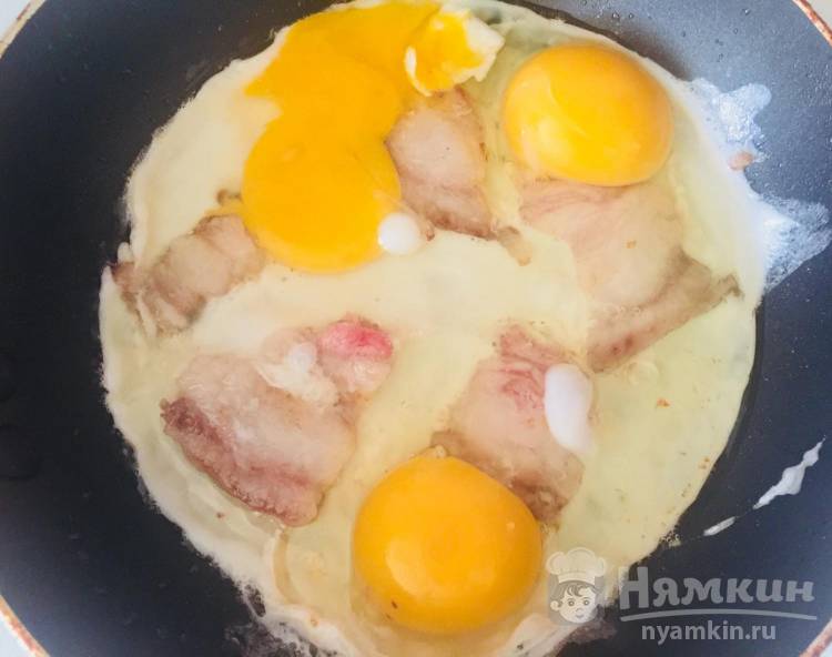Вкусная яичница с салом и зелёным луком  - фото шаг 3