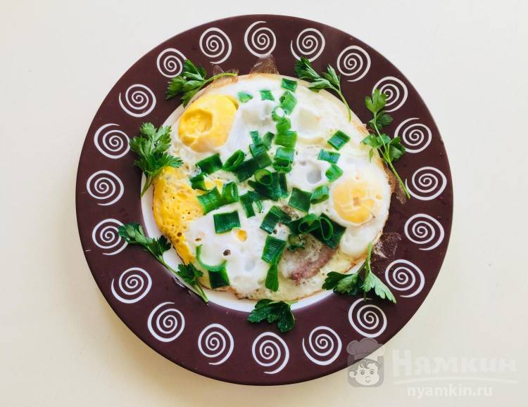Вкусная яичница с салом и зелёным луком  - фото шаг 5