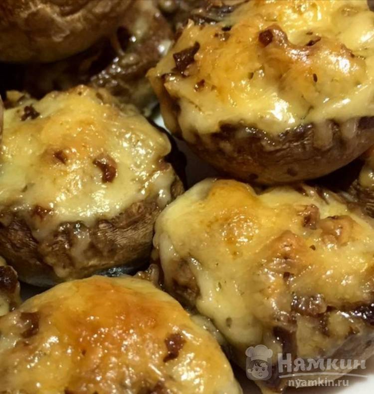Шампиньоны фаршированные луком и сыром в духовке - фото шаг 5
