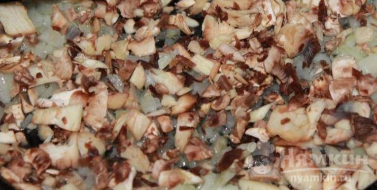 Шампиньоны фаршированные луком и сыром в духовке - фото шаг 2