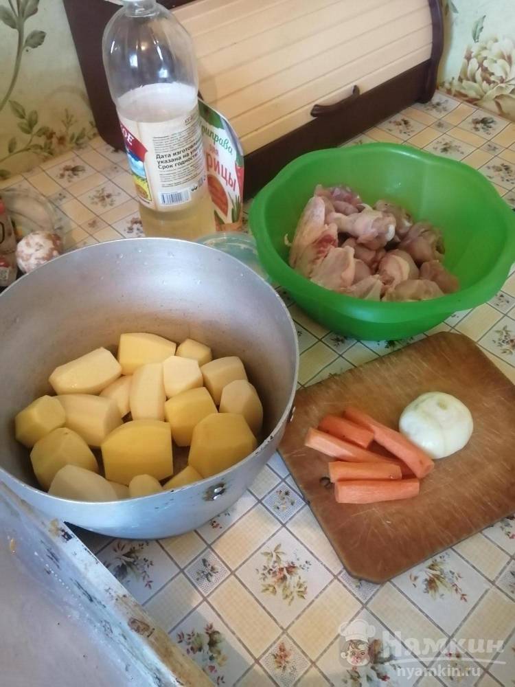 Курица и картошка в духовке с майонезом, сыром и чесноком