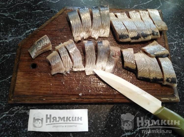 Селёдка с маринованным луком - фото шаг 7