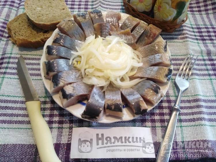 Селёдка с маринованным луком - фото шаг 9