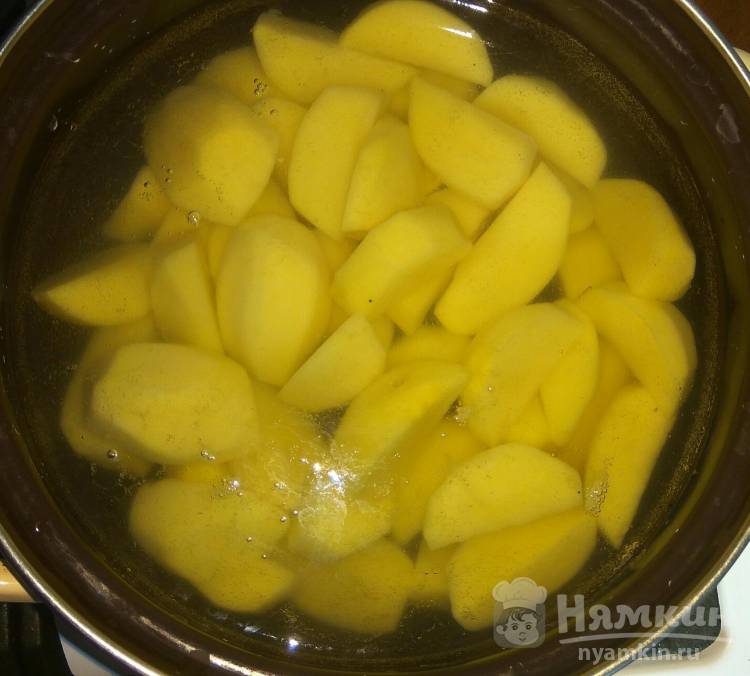 Картофель в сырной панировке запеченный в духовке - фото шаг 1