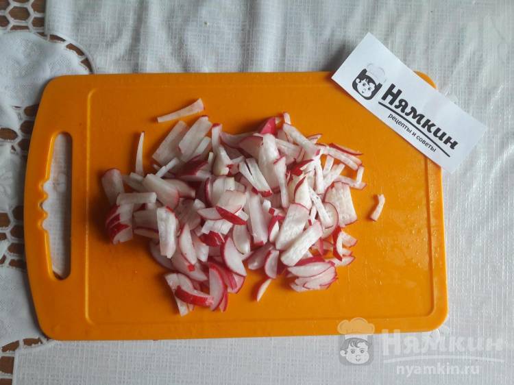 Легкий овощной салат из огурцов, помидоров и редиски - фото шаг 4