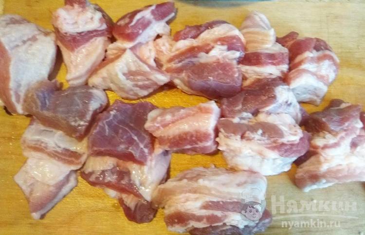 Сочный шашлык из свинины с маринадом из кетчупа с луком - фото шаг 1