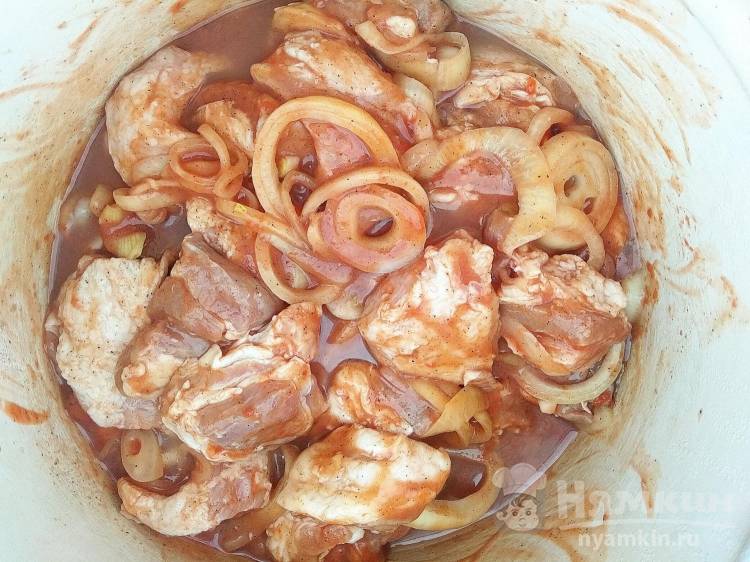 Сочный шашлык из свинины с маринадом из кетчупа с луком - фото шаг 2