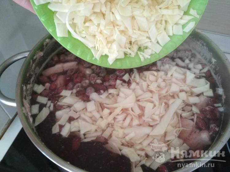 Вкусный борщ с фасолью и куриным филе - фото шаг 10