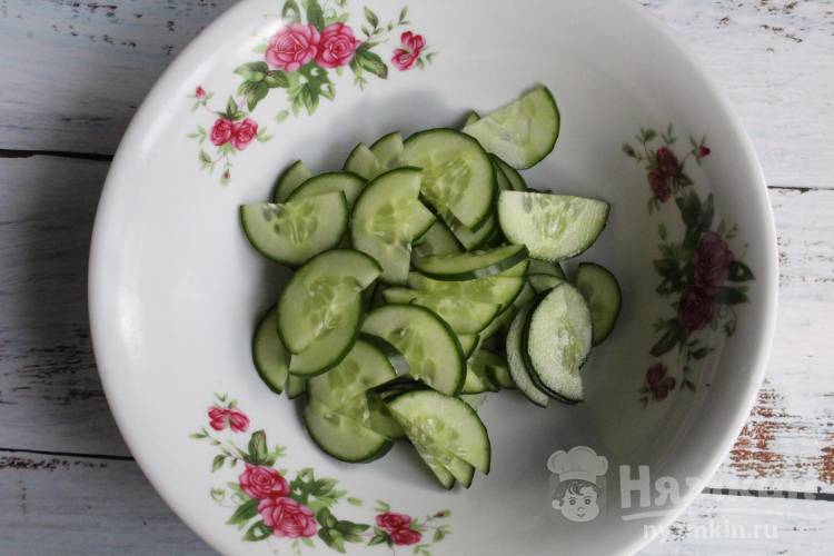 Пикантный салат из огурцов, моркови и дайкона - фото шаг 2