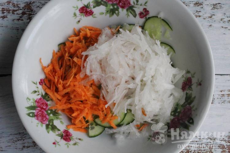 Пикантный салат из огурцов, моркови и дайкона - фото шаг 3