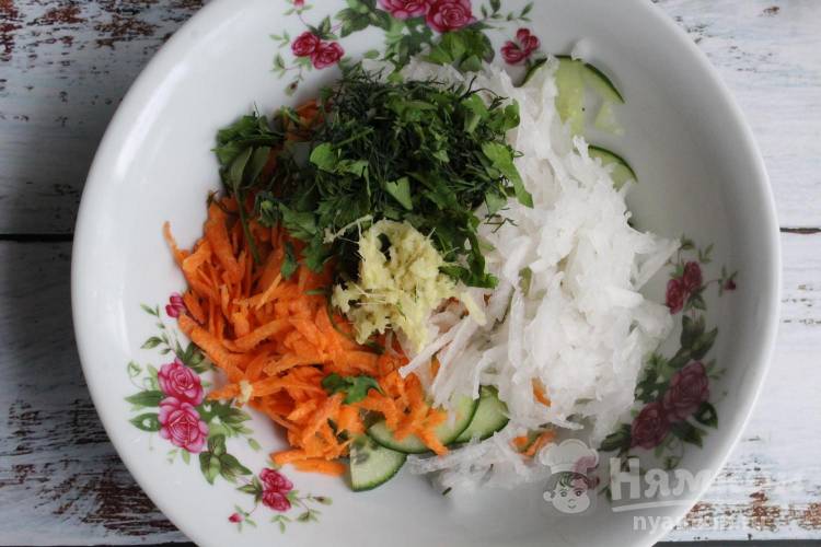 Пикантный салат из огурцов, моркови и дайкона - фото шаг 4