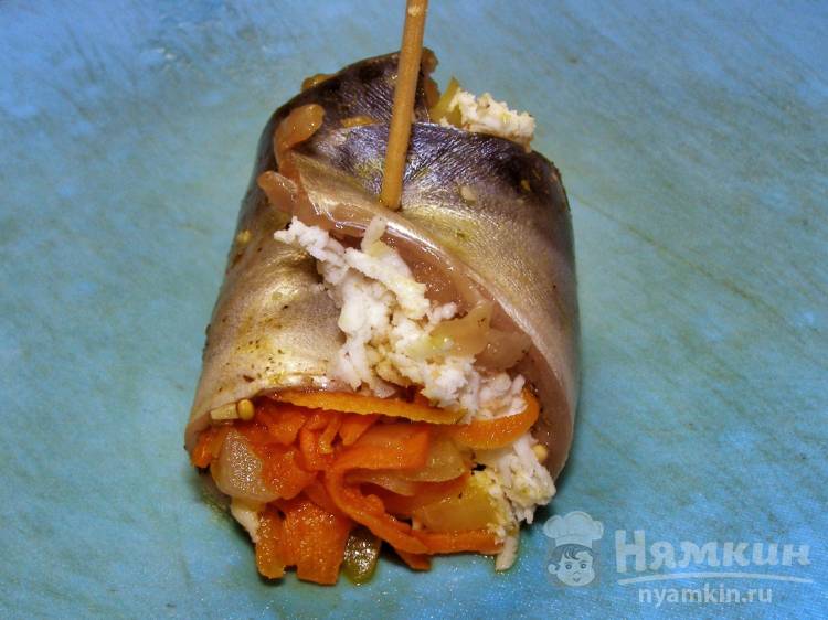 Рулет из скумбрии с желатином и яйцом с морковью и огурцом