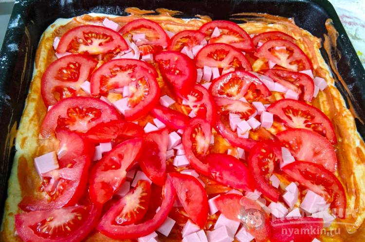 Пицца с колбасой, сыром и помидорами: потрясающий рецепт