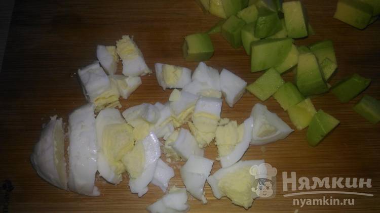 Салат из мяса криля в сырной корзиночке - фото шаг 6