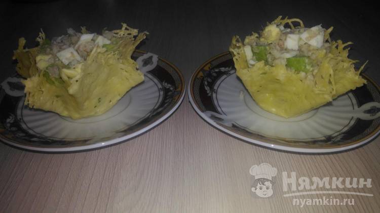 Салат из мяса криля в сырной корзиночке - фото шаг 8