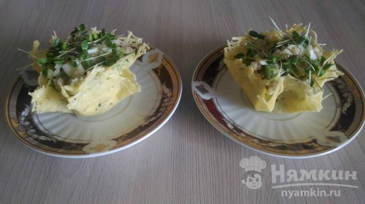 Салат из мяса криля в сырной корзиночке - фото шаг 9