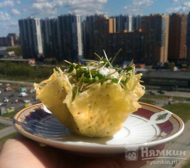 Салат из мяса криля в сырной корзиночке - фото шаг 10