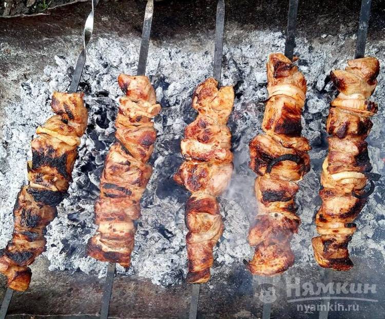 Сочный шашлык из свинины с маринадом из кетчупа с луком - фото шаг 6
