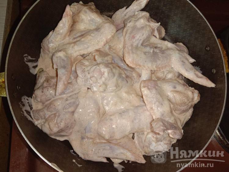 Куриные крылышки в майонезе с чесноком на сковороде