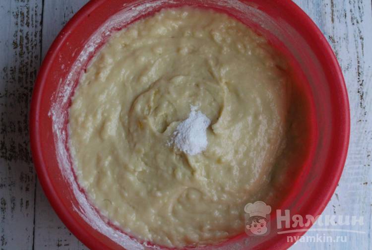 Шарлотка с яблоками на кефире в духовке - фото шаг 4