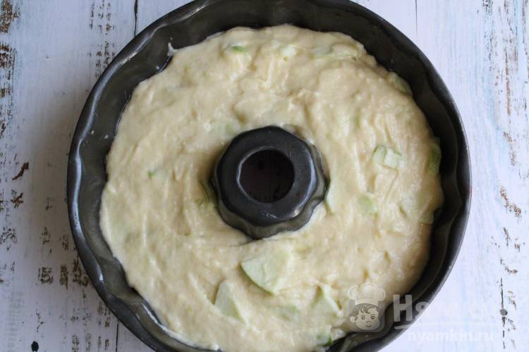 Шарлотка с яблоками на кефире в духовке - фото шаг 6