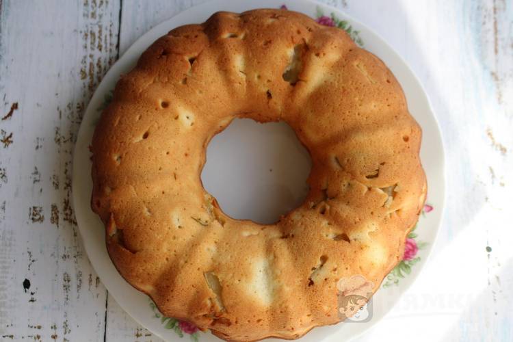 Шарлотка с яблоками на кефире в духовке - фото шаг 7