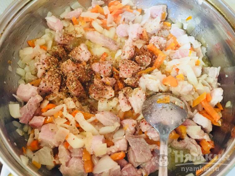 Как приготовить плов из свинины на рассыпчатой ​​сковороде в домашних условиях пошагово и Рецепты приготовления плова из свинины на сковороде и в казане