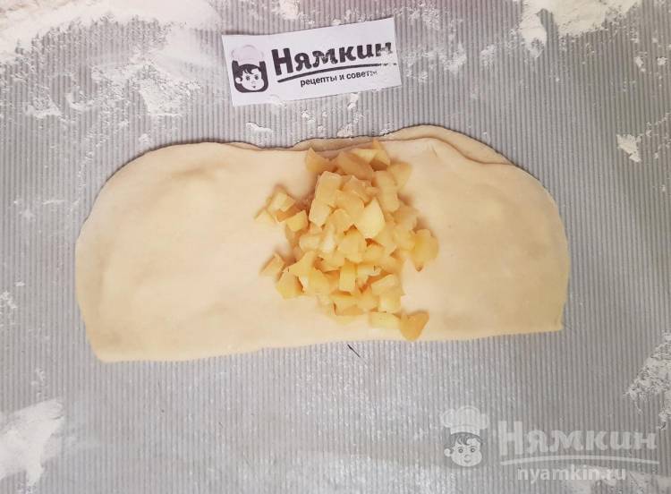 Сдобные рожки с яблочной начинкой в духовке - фото шаг 16